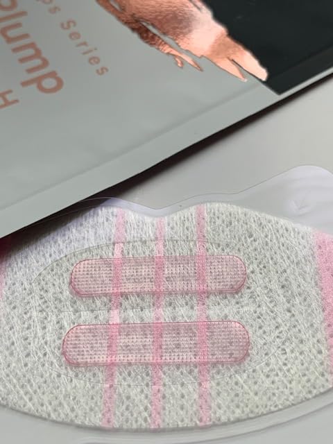 HyaluPlump Lips – Innovative Two-Step Lip Care System Featuring 800 Self-Dissolving Microneedles made from Sodium Hyaluronate, Niacinamide, and Peptides for Hydrated, Plump Lips